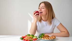 Señorita comiendo comida saludable